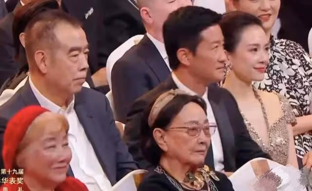 華表獎的這一夜,把電影圈咖位玩明白了,王寶強竟跟王一博一排