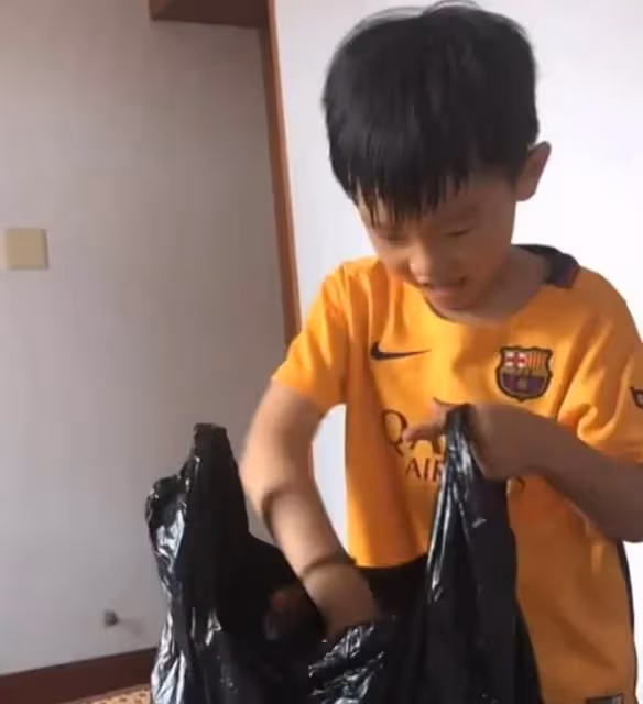 「太暖心!」爸爸公司破產8歲兒子用私房錢救急「先拿去用吧」一看金額父母感動淚奔:孩子是來報恩的吧