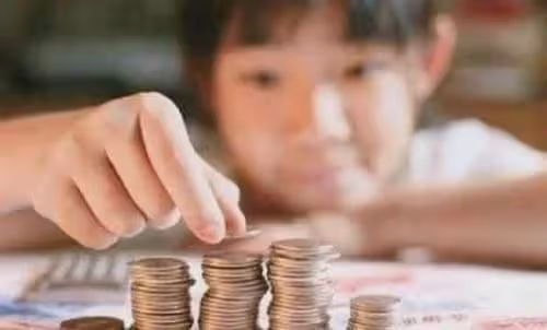 「太暖心!」爸爸公司破產8歲兒子用私房錢救急「先拿去用吧」一看金額父母感動淚奔:孩子是來報恩的吧