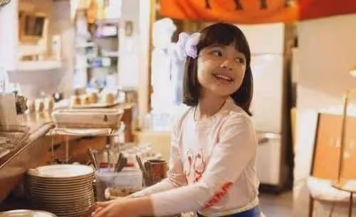 「太暖心!」爸爸公司破產8歲兒子用私房錢救急「先拿去用吧」一看金額父母感動淚奔:孩子是來報恩的吧
