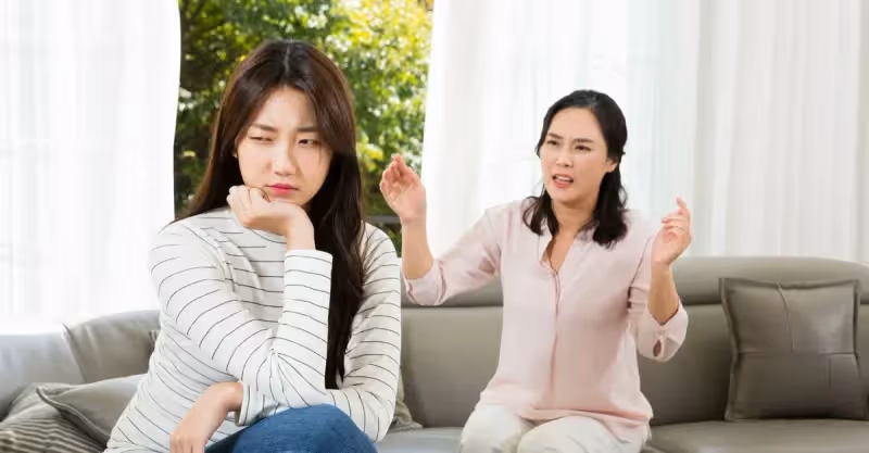 婆婆堅持管薪水！我忍了3年「買房時找她拿錢」　她沈默交出「一看餘額我嚇到腿軟」：老公不知情…