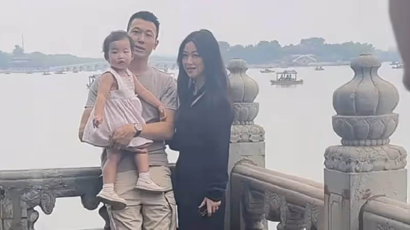 朱珠一家三口被偶遇，老公全程抱娃逛頤和園，朱珠身材臃腫引爭議
