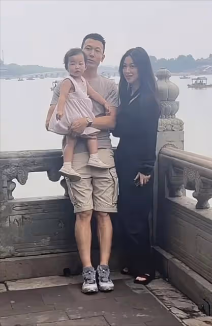 朱珠一家三口被偶遇,老公全程抱娃逛頤和園,朱珠身材臃腫引爭議