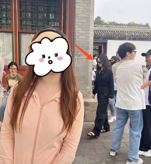 朱珠一家三口被偶遇,老公全程抱娃逛頤和園,朱珠身材臃腫引爭議