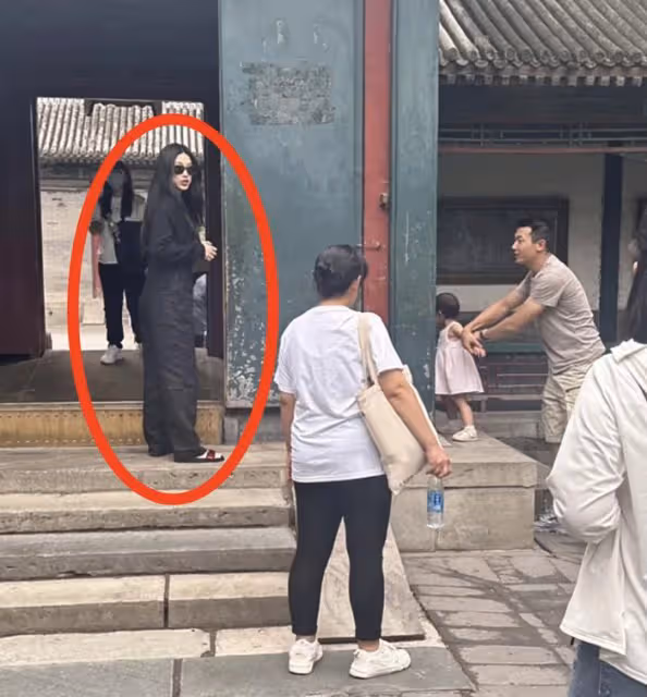 朱珠一家三口被偶遇,老公全程抱娃逛頤和園,朱珠身材臃腫引爭議