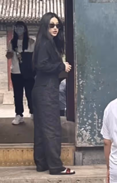 朱珠一家三口被偶遇,老公全程抱娃逛頤和園,朱珠身材臃腫引爭議