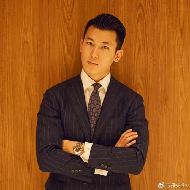 朱珠一家三口被偶遇,老公全程抱娃逛頤和園,朱珠身材臃腫引爭議