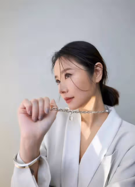 林心如怎麼瘦的,穿白裙又黑又單薄,鎖骨突兀脖頸線條更誇張