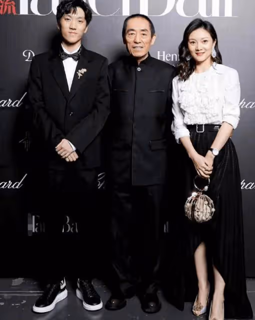 73歲張藝謀攜41歲陳婷赴宴!一個十足老爺爺,一個闊氣像上流名媛