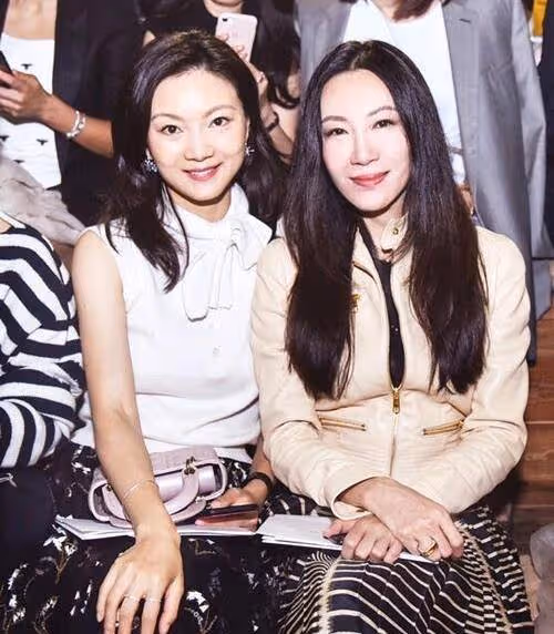 73歲張藝謀攜41歲陳婷赴宴!一個十足老爺爺,一個闊氣像上流名媛