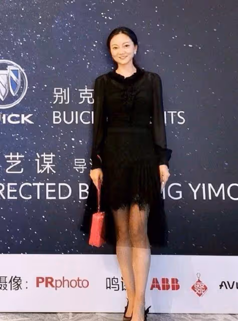 73歲張藝謀攜41歲陳婷赴宴!一個十足老爺爺,一個闊氣像上流名媛