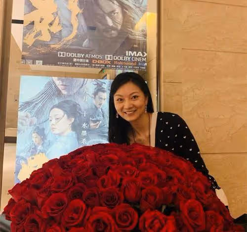 73歲張藝謀攜41歲陳婷赴宴！一個十足老爺爺，一個闊氣像上流名媛
