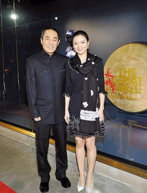 73歲張藝謀攜41歲陳婷赴宴！一個十足老爺爺，一個闊氣像上流名媛