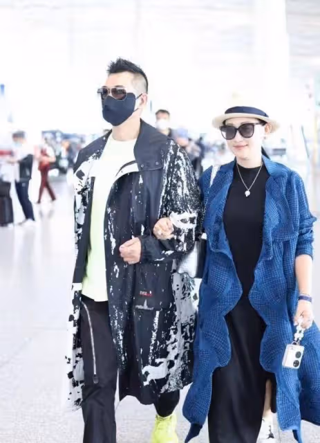 趙文卓老婆真愛炫富,滿身大牌走機場似大佬出巡,明星老公似保鏢