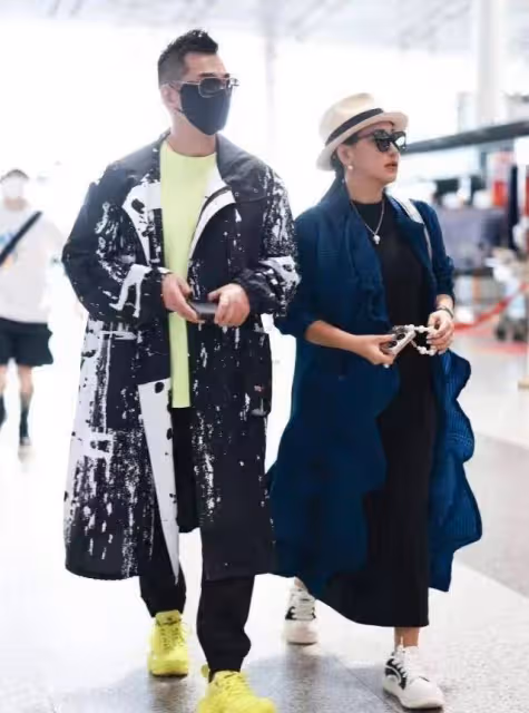 趙文卓老婆真愛炫富,滿身大牌走機場似大佬出巡,明星老公似保鏢