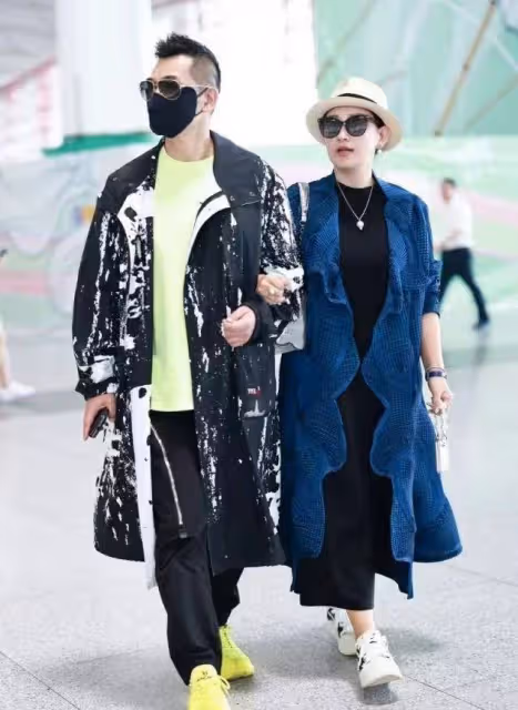趙文卓老婆真愛炫富,滿身大牌走機場似大佬出巡,明星老公似保鏢