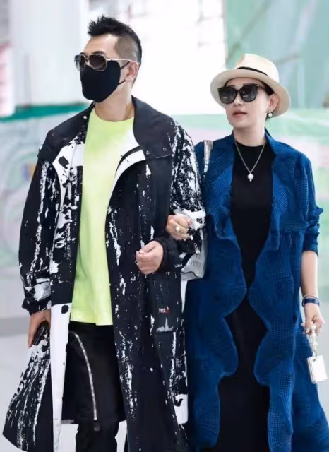 趙文卓老婆真愛炫富,滿身大牌走機場似大佬出巡,明星老公似保鏢