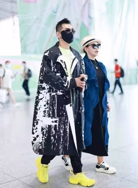 趙文卓老婆真愛炫富,滿身大牌走機場似大佬出巡,明星老公似保鏢
