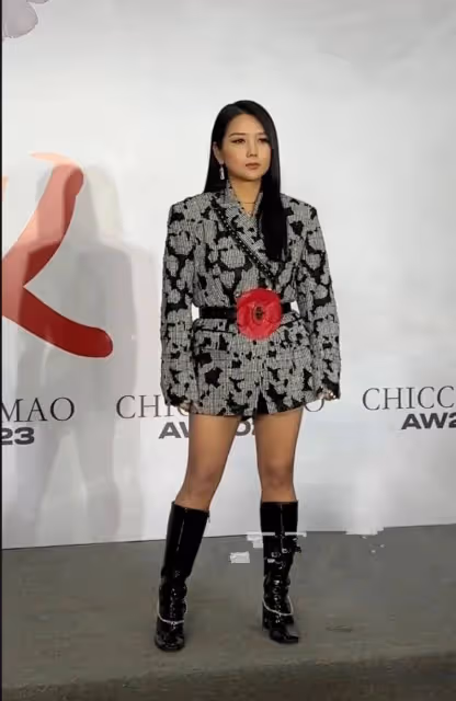 何潔五短身材還非要穿長靴,氣質被網紅碾壓,精修跟現實相差甚遠