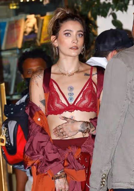 24歲傑克遜之女放飛自我!紅色身材連衣裙24歲