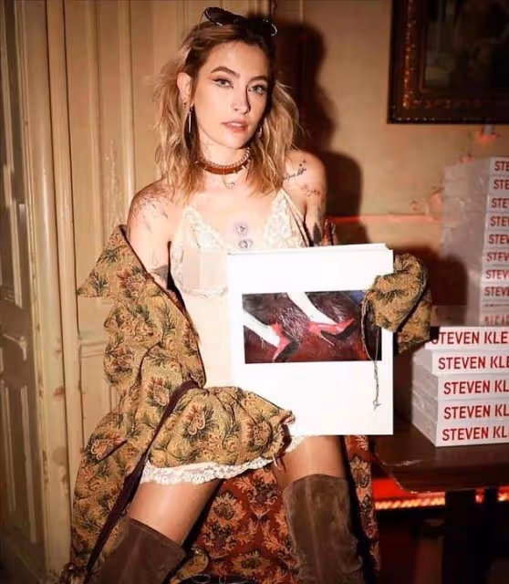24歲傑克遜之女放飛自我!紅色身材連衣裙24歲