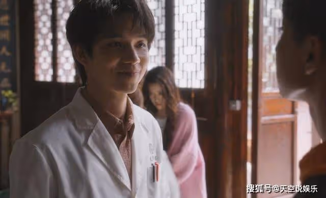 《後浪》許萌是真瘋還是假病?看了她的小號,才懂為何要賴上任天真