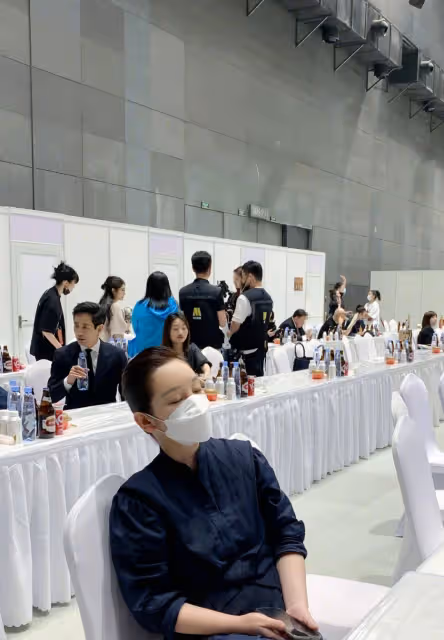 秦海璐被拍,在頒獎禮後台坐著睡著了,跟平常婦人一樣真實接地氣