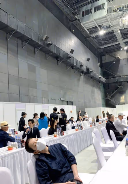 秦海璐被拍,在頒獎禮後台坐著睡著了,跟平常婦人一樣真實接地氣