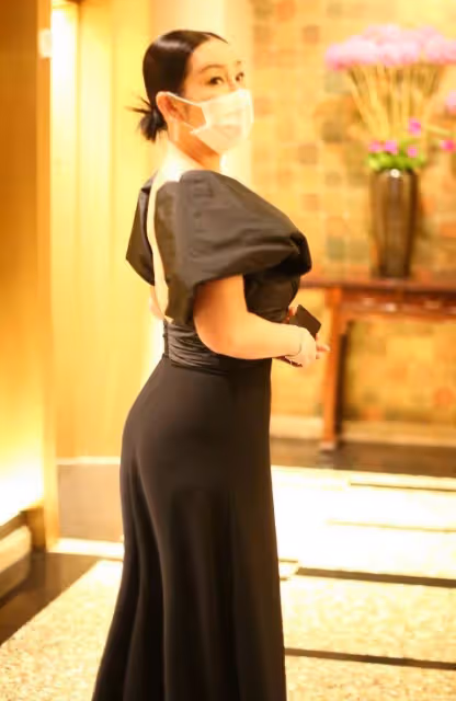 秦海璐被拍,在頒獎禮後台坐著睡著了,跟平常婦人一樣真實接地氣