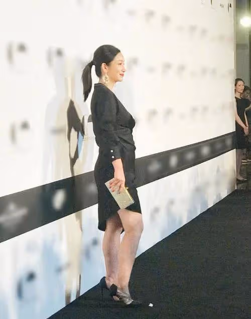 秦海璐被拍,在頒獎禮後台坐著睡著了,跟平常婦人一樣真實接地氣