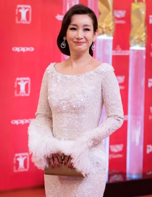 秦海璐被拍,在頒獎禮後台坐著睡著了,跟平常婦人一樣真實接地氣