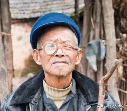 兒子夫妻都很孝順!但每次跟媳婦同車「她總會搖下車窗透氣」喊暈車 某天經過廁所「徹底明白背後原因」太扎心了