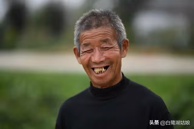 兒子夫妻都很孝順！但每次跟媳婦同車「她總會搖下車窗透氣」喊暈車　某天經過廁所「徹底明白背後原因」太扎心了