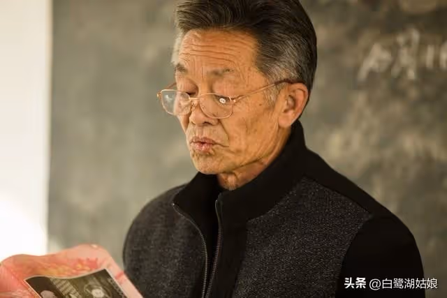 兒子夫妻都很孝順!但每次跟媳婦同車「她總會搖下車窗透氣」喊暈車 某天經過廁所「徹底明白背後原因」太扎心了