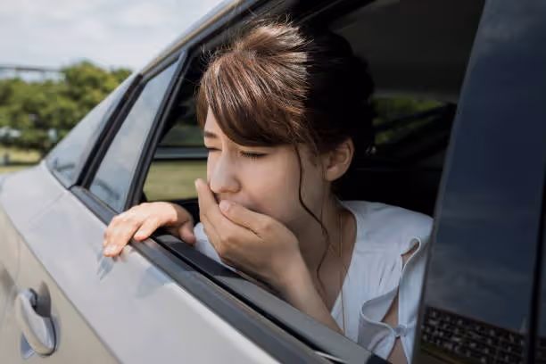 兒子夫妻都很孝順!但每次跟媳婦同車「她總會搖下車窗透氣」喊暈車 某天經過廁所「徹底明白背後原因」太扎心了