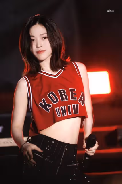 ITZY申留真一如既往的校慶舞台出圈,帥氣學姐範,JYP給首好歌吧