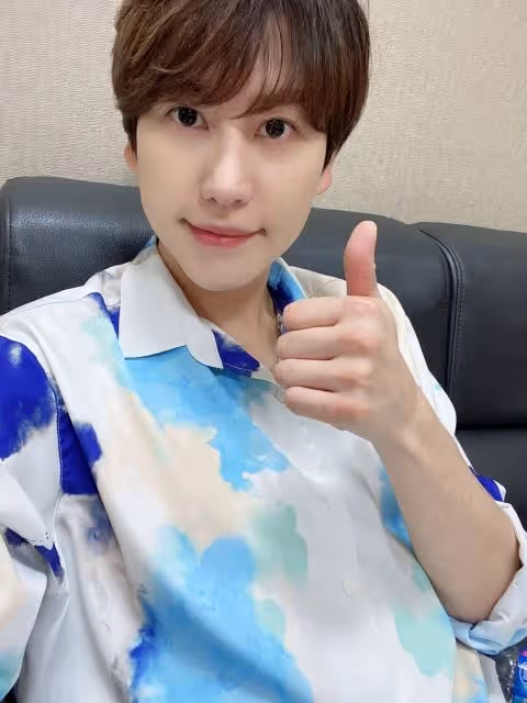 SUJU永遠的忙內～厲旭分享與圭賢的合照：「祝你今天出道快樂！我會一直記著的」