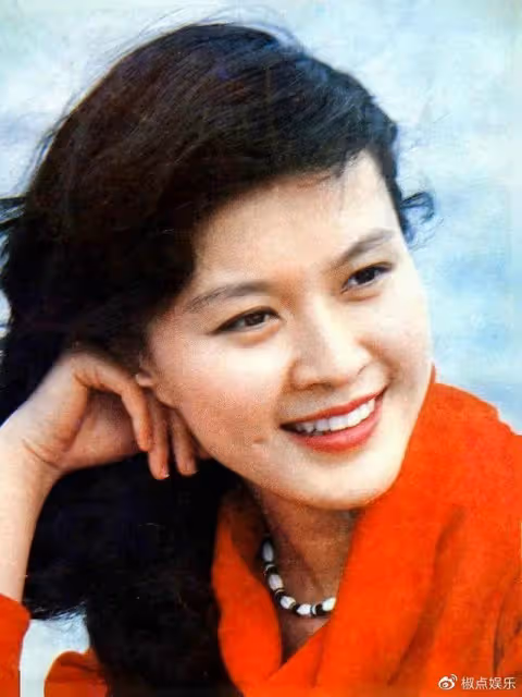 演員方舒:兩婚兩離,獨自養大兩個女兒,如今女兒成了她的驕傲