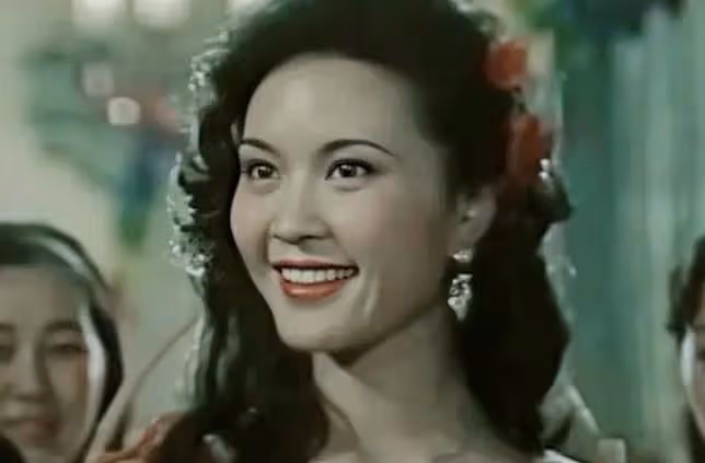 演員方舒:兩婚兩離,獨自養大兩個女兒,如今女兒成了她的驕傲
