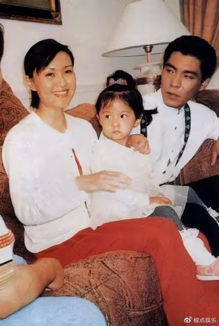 演員方舒:兩婚兩離,獨自養大兩個女兒,如今女兒成了她的驕傲