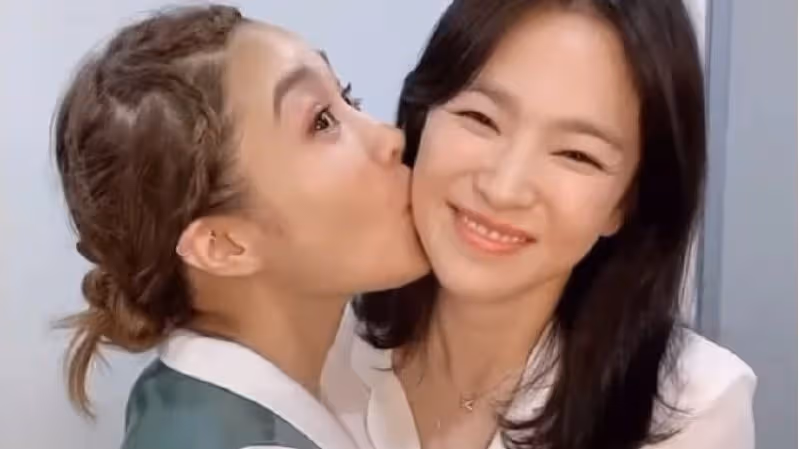 宋慧喬的女星爭奪戰，繼韓素希和申賢智之後，她的親吻照完勝？