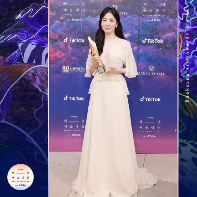 宋慧喬的女星爭奪戰,繼韓素希和申賢智之後,她的親吻照完勝?