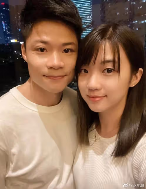 蘇炳添官宣再次喜獲麟兒,父子三人守護老婆,妻子是小學同學