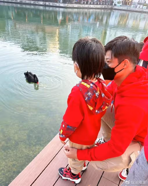 蘇炳添官宣再次喜獲麟兒,父子三人守護老婆,妻子是小學同學