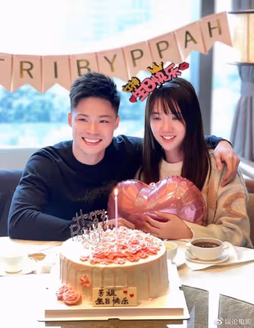 蘇炳添官宣再次喜獲麟兒,父子三人守護老婆,妻子是小學同學