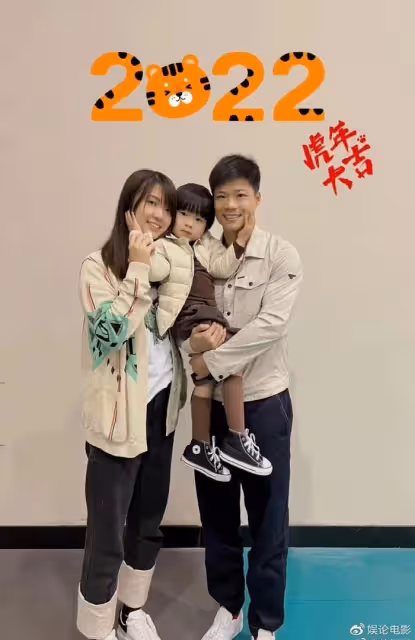 蘇炳添官宣再次喜獲麟兒,父子三人守護老婆,妻子是小學同學