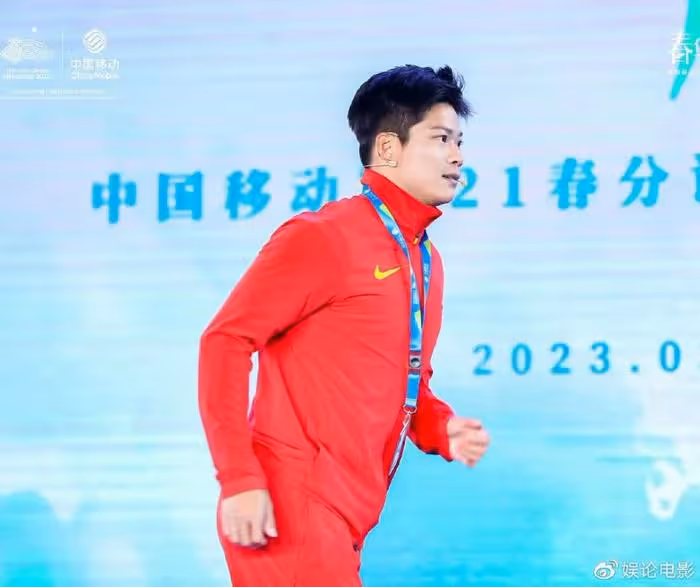 蘇炳添官宣再次喜獲麟兒,父子三人守護老婆,妻子是小學同學