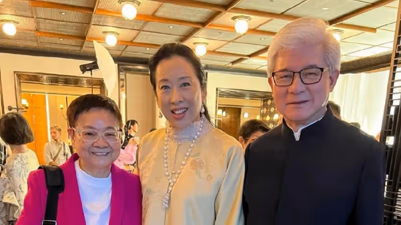 李嘉誠專用醫生為兒子辦婚禮，名人云集場面熱鬧，朱玲玲唐裝搶鏡