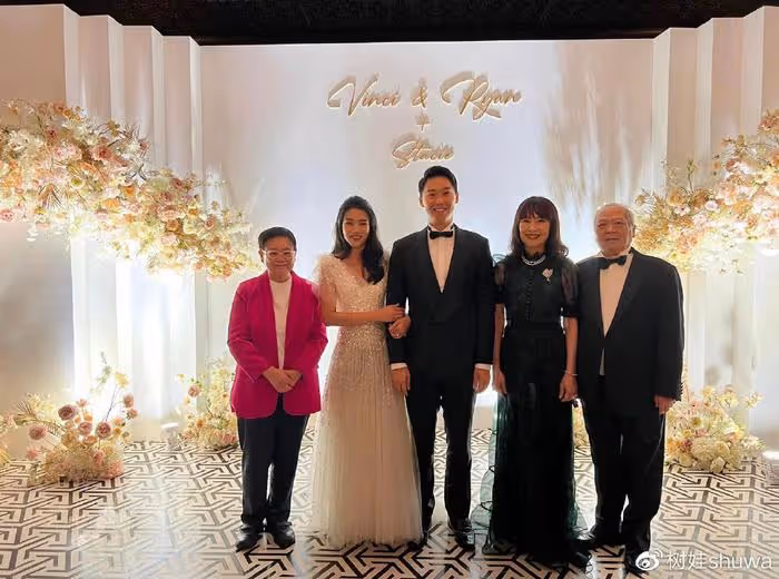 李嘉誠專用醫生為兒子辦婚禮,名人云集場面熱鬧,朱玲玲唐裝搶鏡