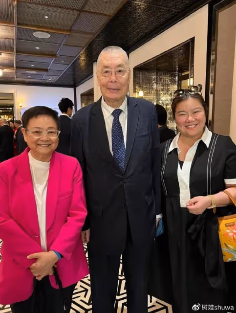 李嘉誠專用醫生為兒子辦婚禮,名人云集場面熱鬧,朱玲玲唐裝搶鏡